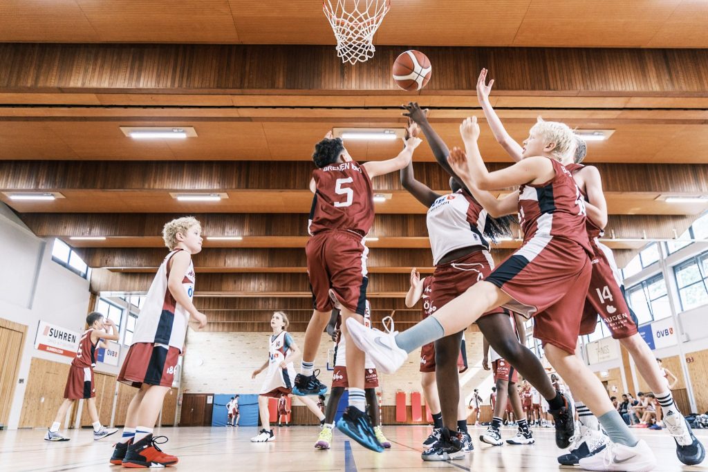Mehrere Spieler springen im Open Gym gleichzeitig zum Ball