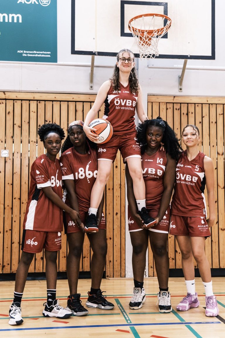 Spielerin auf den Schultern ihrer Teamkolleginnen
