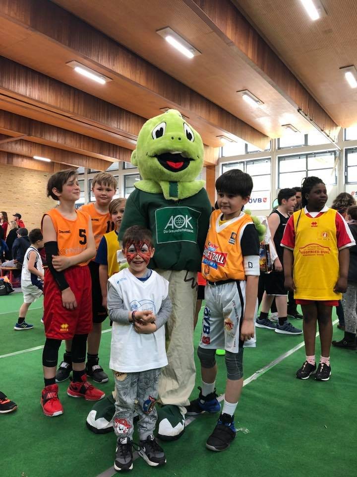 Kinder mit dem AOK-Maskottchen beim Minifestival 2019