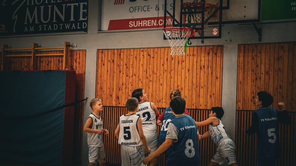 Rebound unterm Korb beim Minifestival 2023